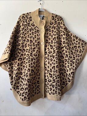Leopard Print Button-Up Poncho Cape in Camel & Dark Brown Size M